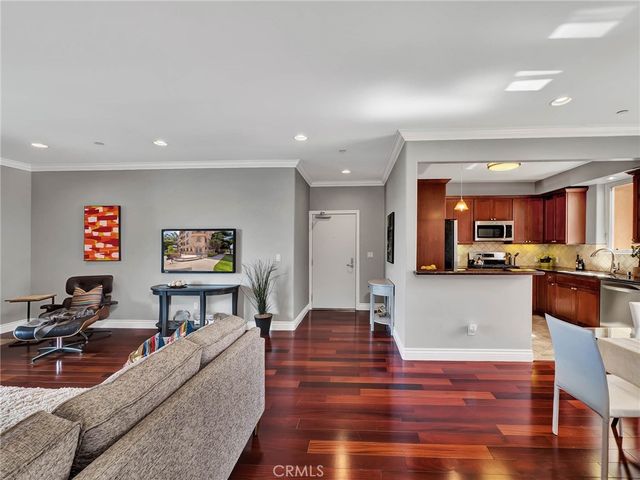 11280 La Maida 401, North Hollywood, CA 91601