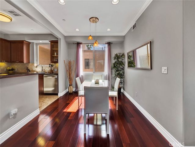 11280 La Maida 401, North Hollywood, CA 91601