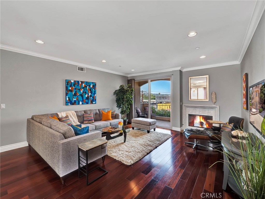 11280 La Maida 401, North Hollywood, CA 91601