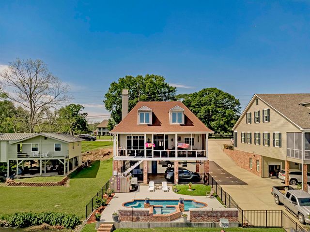 7890 False River Rd, Oscar, LA 70762