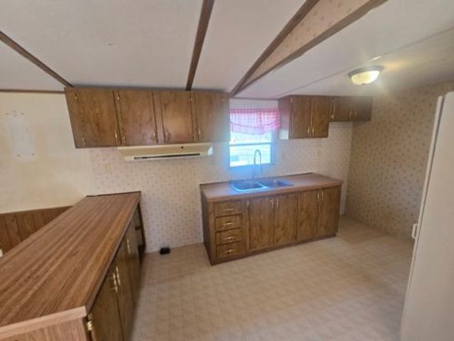 599 Overhead Bridge Rd, Camden, TN 38320