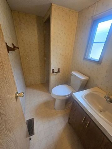 599 Overhead Bridge Rd, Camden, TN 38320