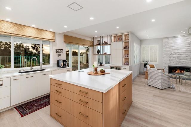 2955 Avendia Valera, Carlsbad, CA 92009