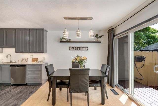 30 Fredrick Dr, Rohnert Park, CA 94928