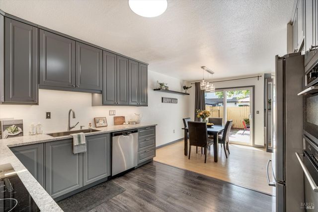 30 Fredrick Dr, Rohnert Park, CA 94928