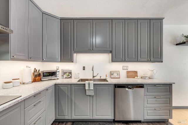 30 Fredrick Dr, Rohnert Park, CA 94928