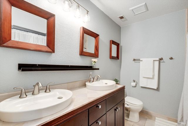 30 Fredrick Dr, Rohnert Park, CA 94928