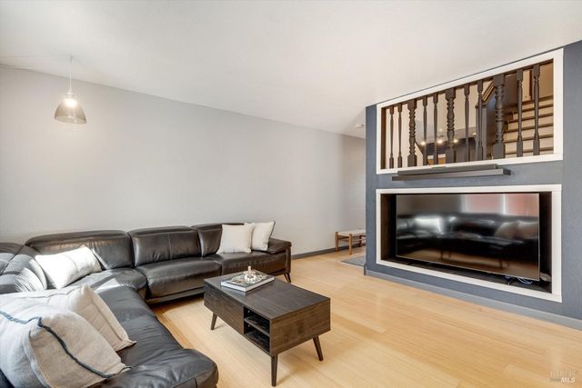 30 Fredrick Dr, Rohnert Park, CA 94928