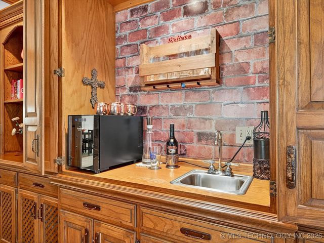 1616 Cherokee Hills Drive, Bartlesville, OK 74006