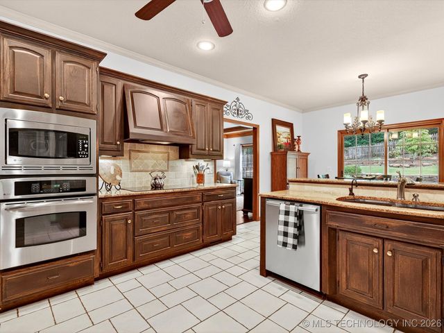 1616 Cherokee Hills Drive, Bartlesville, OK 74006