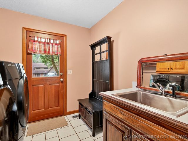 1616 Cherokee Hills Drive, Bartlesville, OK 74006