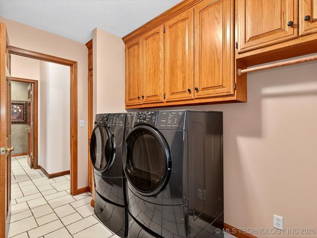 1616 Cherokee Hills Drive, Bartlesville, OK 74006