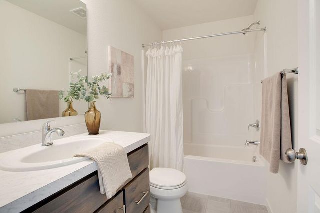 6860 32nd Street S, Fargo, ND 58104