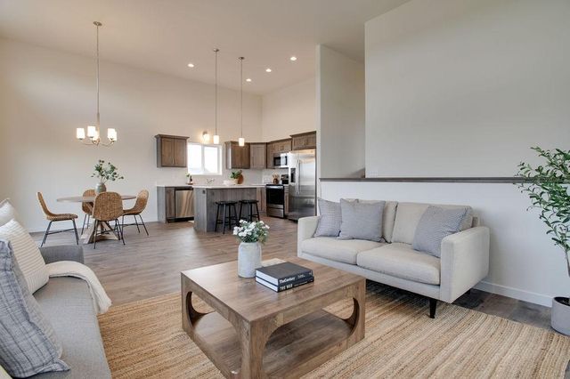 6860 32nd Street S, Fargo, ND 58104