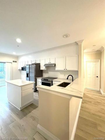 3047 Camden Drive, Troy, MI 48084