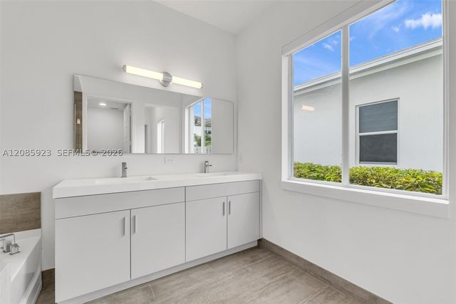 15071 SW 176th St, Miami, FL 33187
