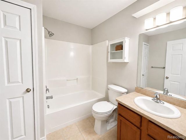 1085 Foxboro, Troy, MI 48083