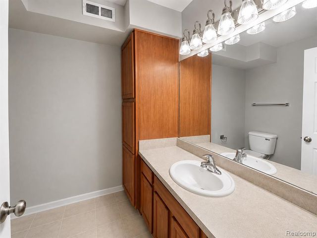 1085 Foxboro, Troy, MI 48083