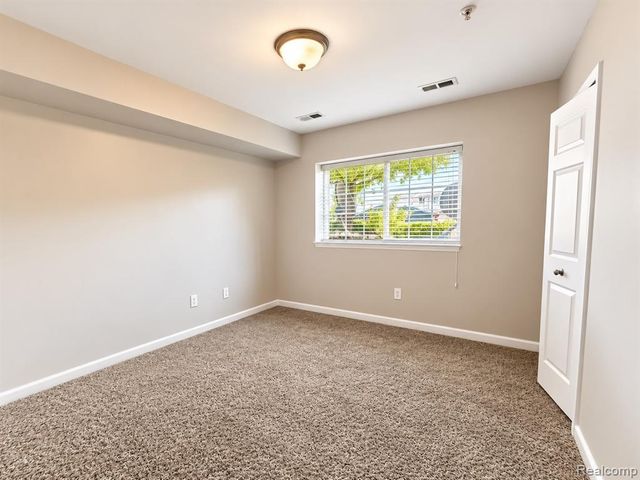 1085 Foxboro, Troy, MI 48083