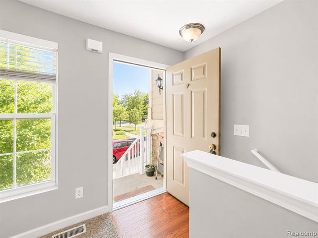 1085 Foxboro, Troy, MI 48083