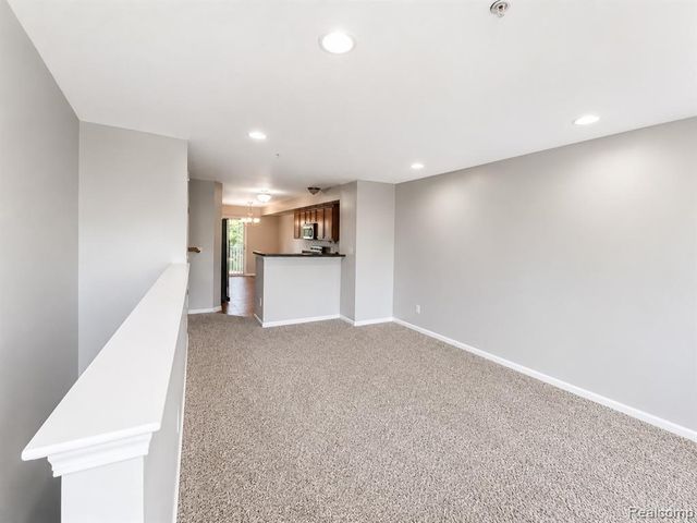 1085 Foxboro, Troy, MI 48083
