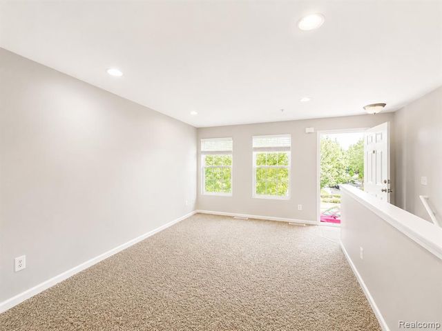 1085 Foxboro, Troy, MI 48083