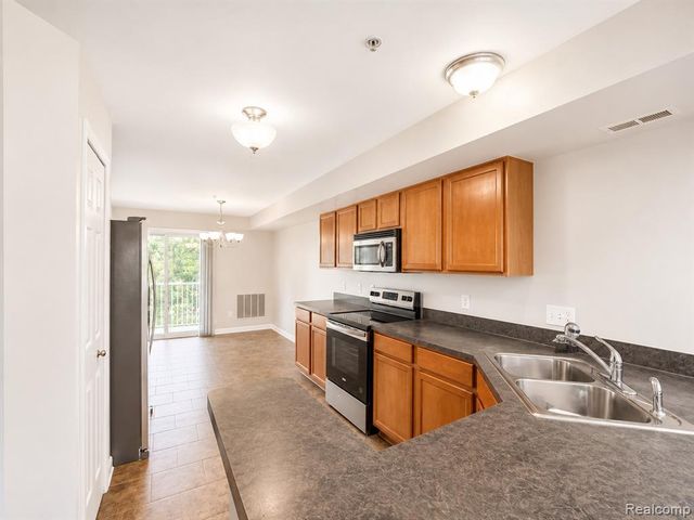 1085 Foxboro, Troy, MI 48083
