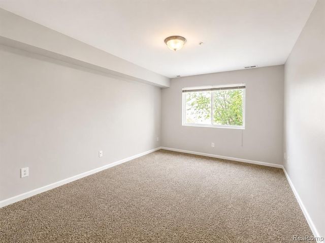 1085 Foxboro, Troy, MI 48083
