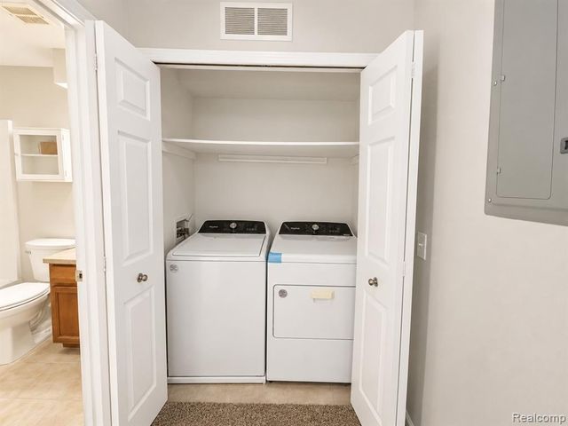 1085 Foxboro, Troy, MI 48083