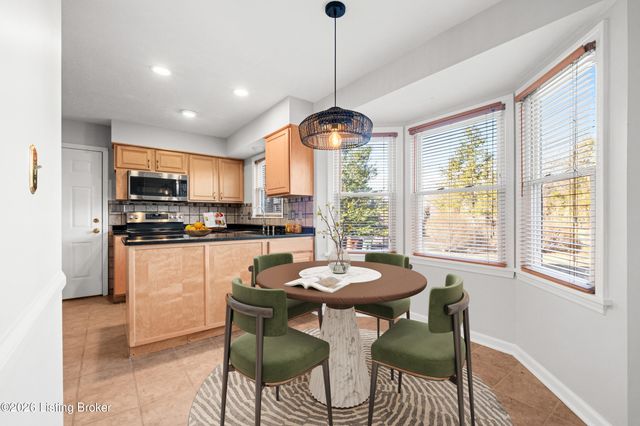 1811 Bainbridge Row Dr, Louisville, KY 40207