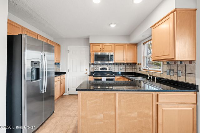 1811 Bainbridge Row Dr, Louisville, KY 40207