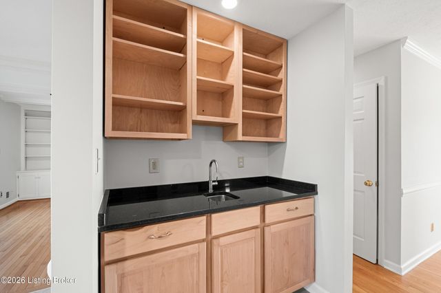 1811 Bainbridge Row Dr, Louisville, KY 40207