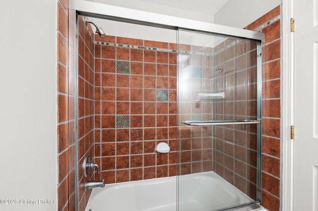 1811 Bainbridge Row Dr, Louisville, KY 40207