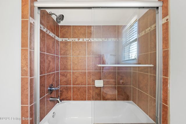 1811 Bainbridge Row Dr, Louisville, KY 40207