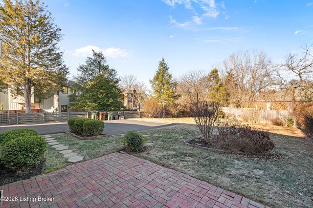 1811 Bainbridge Row Dr, Louisville, KY 40207