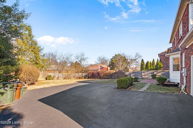 1811 Bainbridge Row Dr, Louisville, KY 40207