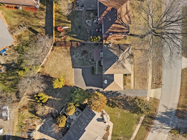 1811 Bainbridge Row Dr, Louisville, KY 40207