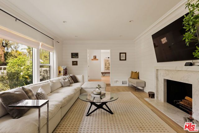 6448 Peach Avenue, Van Nuys (los Angeles), CA 91406