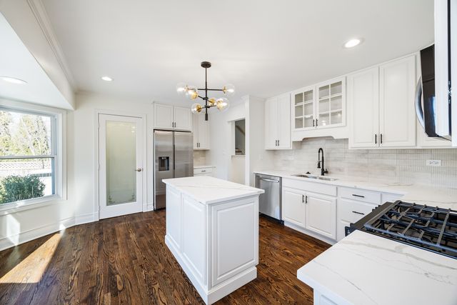 711 S 4th Avenue, Libertyville, IL 60048