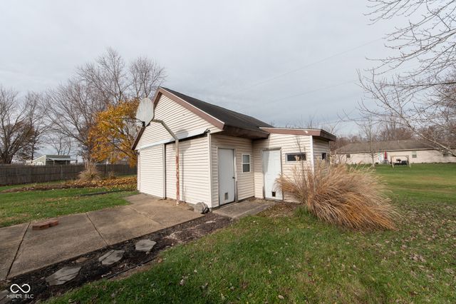 2462 W Southwind Court, Columbus, IN 47201