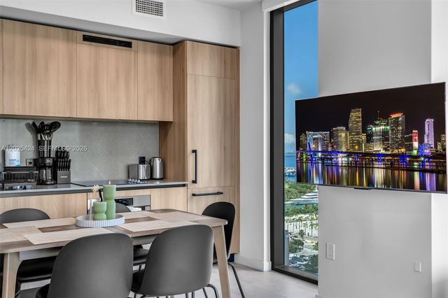 121 NE 5th St 2301, Miami, FL 33132