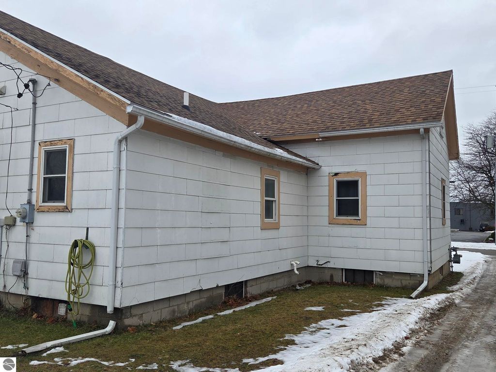 Image 3 of property listing at 818 E Chippewa Street, Mt Pleasant, MI 48858