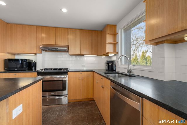 17 Seabreeze Place, Norwalk, CT 06854