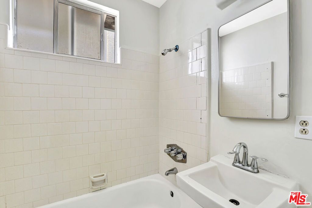Image 11 of property listing at 4412 Lockwood Avenue, Los Angeles, CA 90029