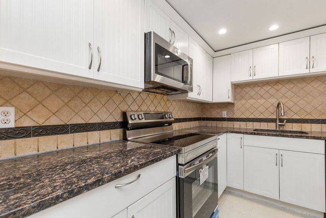 36 Pleasant Drive 42, Stoughton, MA 02072