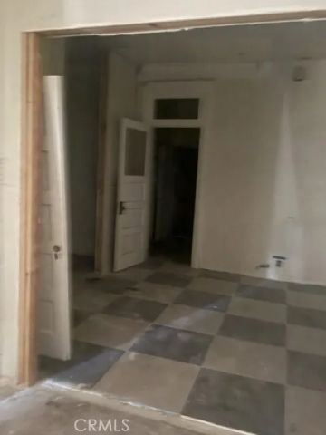 138 N Manhattan, Los Angeles, CA 90004