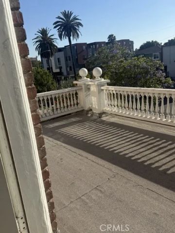 138 N Manhattan, Los Angeles, CA 90004