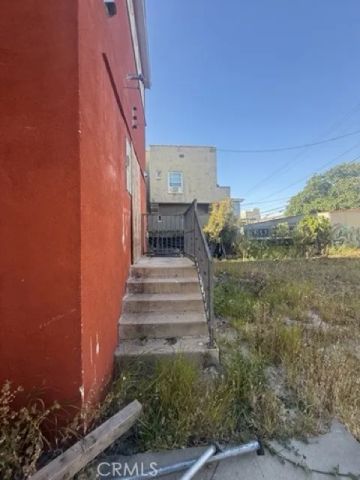 138 N Manhattan, Los Angeles, CA 90004