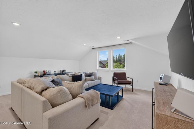999 E HURRICANE DR, Hayden, ID 83835