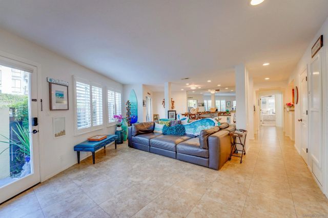 8121 CAMINO DEL SOL 101, San Diego, CA 92037